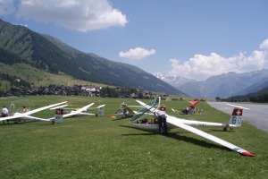 Švýcarsko - alpské letiště dopoledne před odletem větroňů