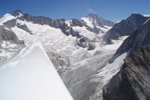 Švýcarské Alpy a ledovec z větroně
