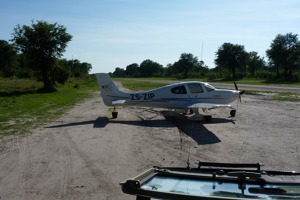 Xakanaxa strip, Okawango, Namibie - Cirrus SR 20 ZS ZIP na stojánce