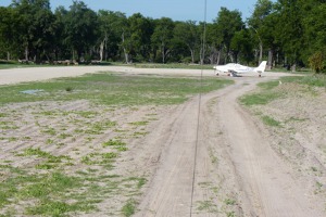 Xakanaxa strip, Okawango, Namibie - Cirrus SR 20 ZS ZIP na stojánce