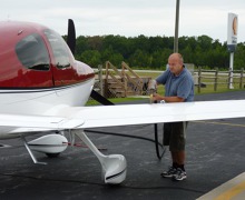 Farmville, Virginia, USA - refuelling Cirrus SR 20 N427CR