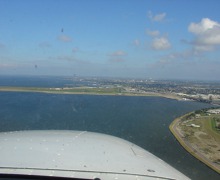 Long final - Lakefrong airport, New Orleans, Luisiana Long final - Lakefrong airport, New Orleans, Luisiana