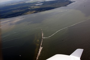 Na hoře severní část ostrova Usedom a níže jsou vidět zbytky přírodního mostu,  který zřejmě ve 14. století zničila vichřice a oddělila tak Usedom od ostrůvku Ruden