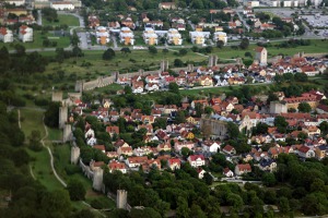 Hlavní město ostrova Gotland – Visby s viditelným středověkým opevněním
