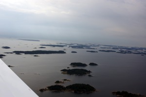 Ostrůvky Finského souostroví ve Finském zálivu – cestou z Hanko do Helsinek