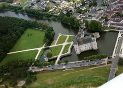 Zámek Sully, údolí řeky Loire, Francie Zámek Sully, údolí řeky Loire, Francie