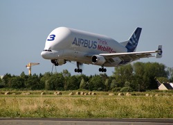 Přistávající nákladní letadlo Beluga firmy Airbus