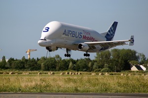 Přistávající nákladní letadlo Beluga firmy Airbus