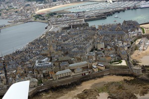 Pohled na opevněné historické městečko St Malo v Bretani. Odliv a příliv zde vytváří rozdíly  výšky hladiny moře až 15 metrů. Městečko má prý téměř nejvyšší hustotu restaurací v Evropě