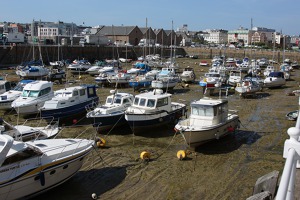 Takhle vypadá rekreační přístav hlavního města Jersey - St Helier při odlivu