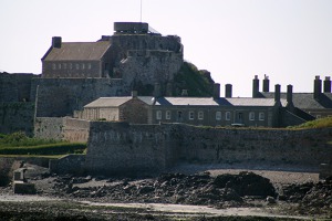 Elizabeth Castle, St Helier, Jersey jehož stavba začala v 16. století a tak byl také pojmenovaný  po královně Alžbětě I., která je u nás známá zejména tím, že nechala popravit Marii   Stuartovnu