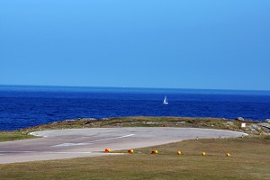 Dráha 14 letiště St Mary končí na útesu nad mořem
