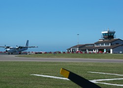 Provoz na letišti St Mary ́s – letadla Skybus létají na letiště Land ́s End a