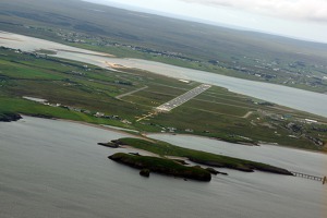 Letiště a přistávací dráha hlavního města Velkých Hebrid – Stornoway, ostrov Lewis and  Harris. Tento ostrov je největším ostrovem Velké Británie. Žije zde asi 20 tisíc obyvatel