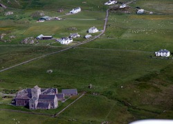 Klášter Iona na ostrůvku Iona u ostrova Mull. Iona je považována za jedno z nejstarších a  nejdůležitějších církevních středisek Západní Evropy, které se zasloužilo o šíření křesťanství ve   Skotsku.