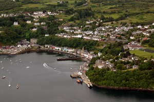 Městečko Tobermory – hlavní město ostrova Mull, Vnitřní Hebridy. Vlevo dole je výrobna  celkem známé whisky Tobermory, která tu stojí od roku 1798 a je nabízena pod jménem   Ledaig.
