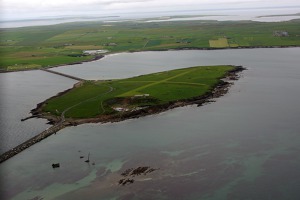 Ostrůvek Lamb Hom, Orkneje – vlevo nahoře je Churchillova hráz číslo 1, kudy do Scapa Flow v říjnu 1939 vplula německá ponorka, která následně potopila britskou válečnou loď Royal Oak s níž zahynulo i 833 britských vojáků. Na ostrůvku jsou zřetelně viditelné přistávací dráhy soukromého letiště, kde jsem přistál. Ostrůvek Lamb Hom, Orkneje – vlevo nahoře je Churchillova hráz číslo 1, kudy do Scapa Flow v říjnu 1939 vplula německá ponorka, která následně potopila britskou válečnou loď Royal Oak s níž zahynulo i 833 britských vojáků. Na ostrůvku jsou zřetelně viditelné přistávací dráhy soukromého letiště, kde jsem přistál.