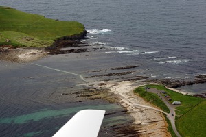 Brough of Birsay – pěšina, která je využitelná jen při odlivu. Jedno ze slavných míst Orknejských ostrovů Brough of Birsay – pěšina, která je využitelná jen při odlivu. Jedno ze slavných míst Orknejských ostrovů