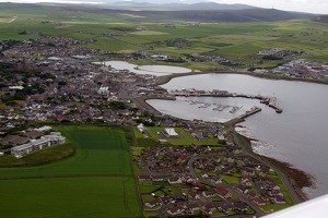 Hlavní město Orknejských ostrovů – Kirkwall s přístavem Hlavní město Orknejských ostrovů – Kirkwall s přístavem