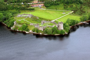 Zbytky královského Urquhart castle na břehu Loch Ness, který hrál zásadní roli v bojích o skotskou samostatnost. Zbytky královského Urquhart castle na břehu Loch Ness, který hrál zásadní roli v bojích o skotskou samostatnost.