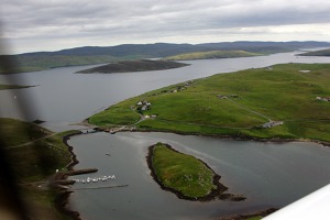 Můstek spojující ostrůvek Muckle Roe s ostrovem Shetland