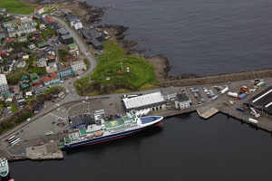 Cestovní loď u mola přístavu Thorshaven