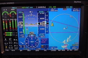 Primární obrazovka při letu severně od Shetland