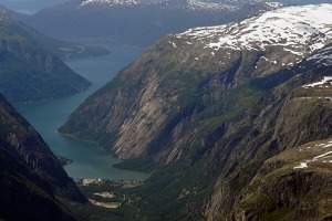 Fjord Hardanger po odletu z ledovce Hardanger-jokulen