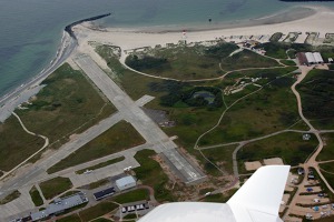 Ostrov Dune u ostrova Helgoland. Na ostrově Dune je letiště Helgolandu, na který se  z letiště lodí. Cesta trvá asi 10 minut.