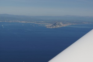 Známá gibraltarská skála, která vytváří pnutí mezi Británií (které patří) a Španělskem (kterému překáží na jeho území).