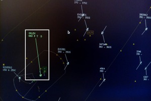 Screenshoty z radaru lisabonského řízení letového provozu ukazují polohu OK LEX