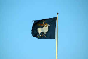 A flag of Visby with its coat of arms