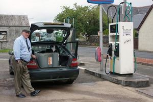 The manager of Glenforsa airfield - David, is helping me with fuel supplies