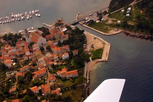Městečko Oros a průplav mezi ostrov Lošinj (vpravo) a Cres (vlevo)
