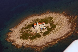 Maják Sestrice, záliv na jihu ostrova Korčula