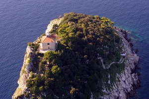 Maják na ostrově Svatého Andrija severně od Dubrovniku