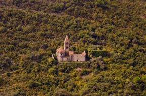 Kostel v úbočí Kotorského zálivu