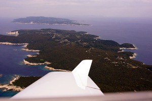 Ostrovy Anti-Paxos (blíže) a Paxos