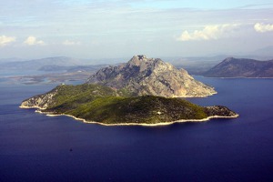 Ostrov Oxia a za ním řecká pevnina