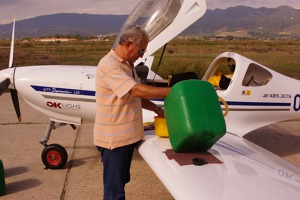 Generál Jorgos mi pomáhá natankovat benzín do letadla