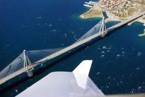 Dálniční most Rio – Antirion přes Korinthský záliv je údajně nejdelší samonosný most světa –  měří 2880 metrů