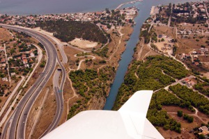 Dálniční přivaděč dálnice Athény – Peloponésos ústící na most přes Korinthský kanál