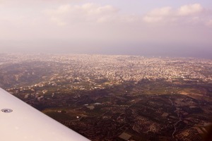 Hlavní město Kréty – Heraklion - při příletu z jihu