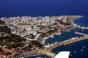 Celkový pohled z jihu na přístav a město Rhodos
