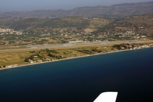 Letiště Samos po startu v poloze po větru pravého okruhu dráhy 09