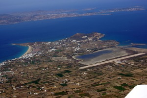Letiště ostrova Naxos, Kykladské ostrovy. V pozadí ostrov Paros