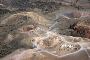 Zbytky vulkánu uprostřed jícnu sopky – ostrov Santorini, Kykladské ostrovy