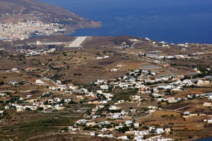 Letiště ostrova Syros a vzadu hlavní město Ermupoli