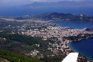 Celkový pohled na letiště a město Skiathos, na obzoru ostrov Skopelos