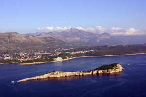 Ostrov Otočič Mrkan a za ním městečko Cavtac severně od Tivatu